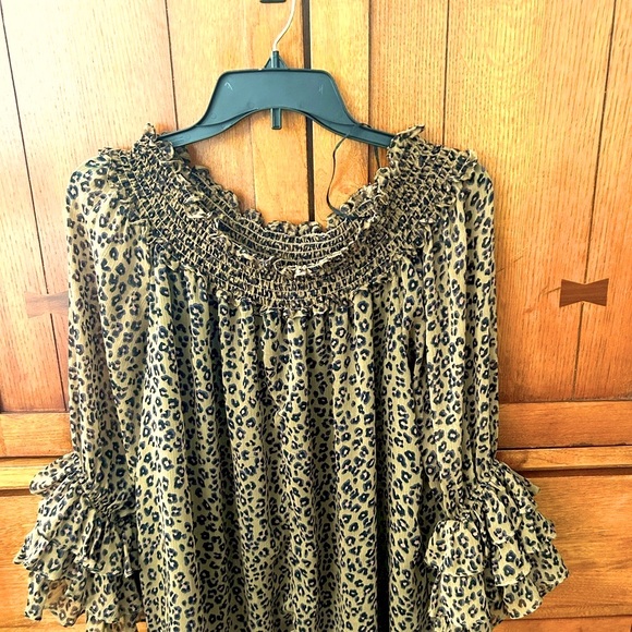 Women’s Leopard Blouce size XL. Off or on shoulder style. Worn once. - Picture 1 of 3